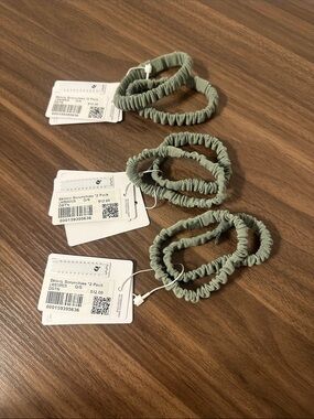 NWT Skinny Scrunchie
2 Pack
Desert Green